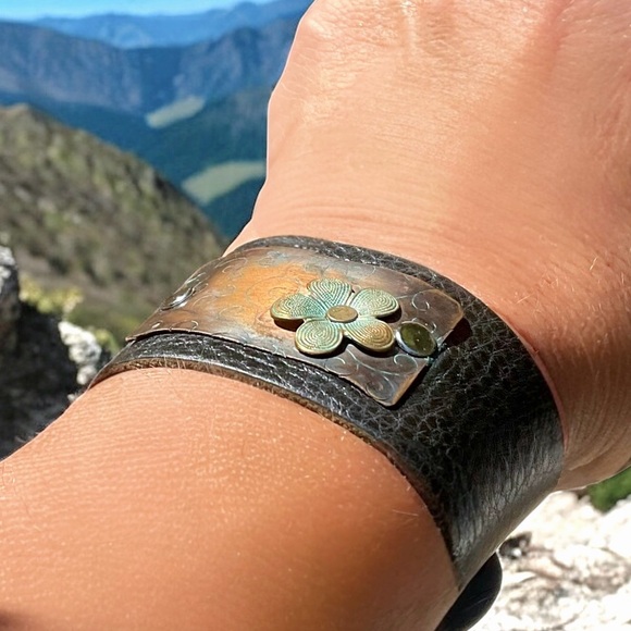 🌺Vintage Black Leather Cuff with Floral Metal Accent - Picture 4 of 9